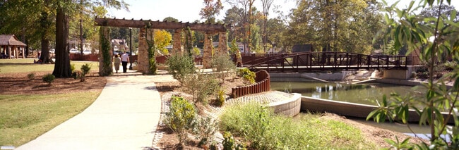 Neighborhood - 105 E Glenwood Dr