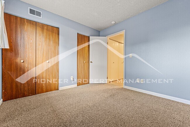 Building Photo - Charming condo with Central AC and Washer ...