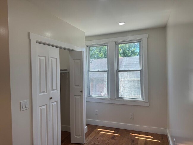 Building Photo - Great 1st Floor Duplex in Squirrel Hill! Available NOW!