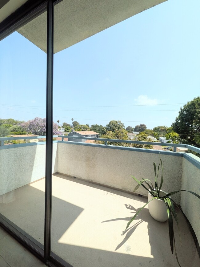Building Photo - 2584 S Centinela Ave