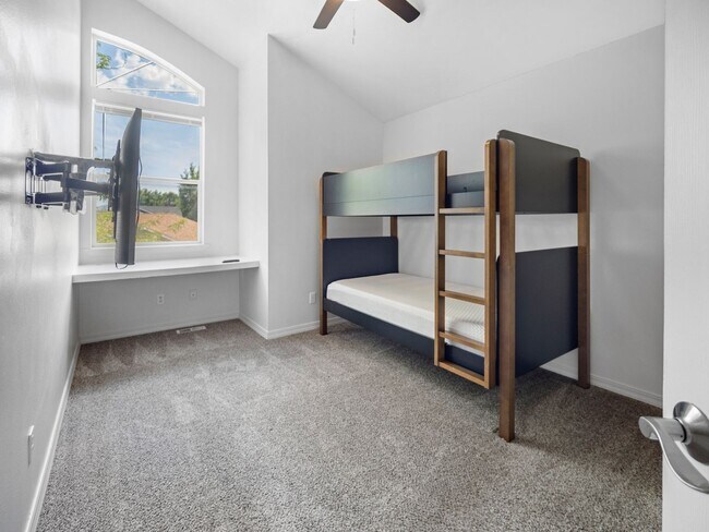 Building Photo - 4bedroom/3bath w/Garage/washer/dryer/fence...