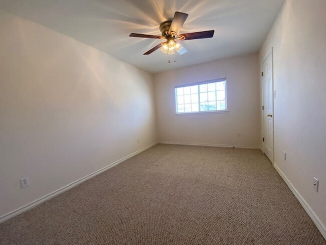 Building Photo - AFFORDABLE ISLAND LIVING!