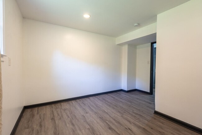 Building Photo - Amazing 5 BR/3 BA Single-Family Home in Te...