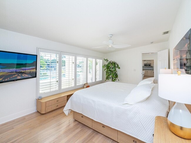 Building Photo - 2118 NE 15th St