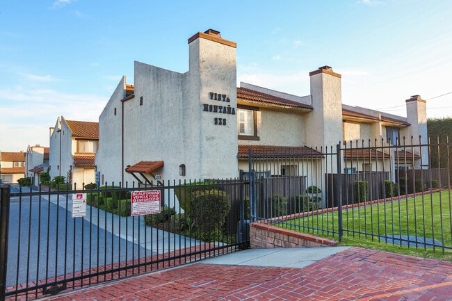 Building Photo - >>>>> TWO BEDROOM 1.5 BATHS TOWN-HOME STYL...