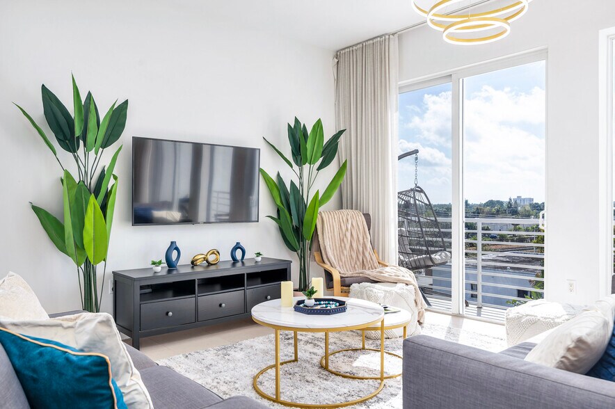 Building Photo - 111 SE 2nd St