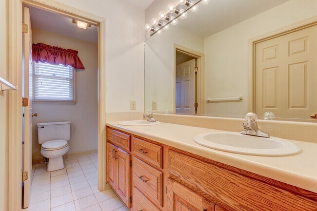 Building Photo - Farragut 37934 - 4 bedroom, 2.5 bath home ...