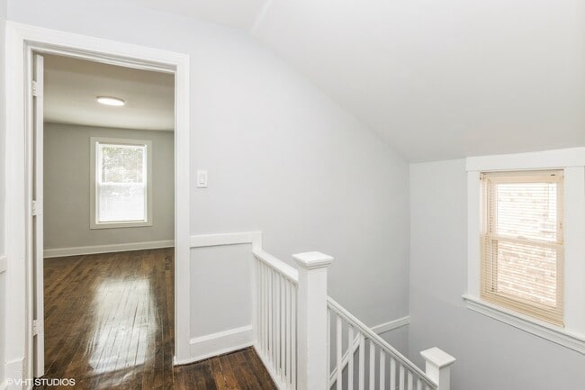 Building Photo - 4646 W Warwick Ave