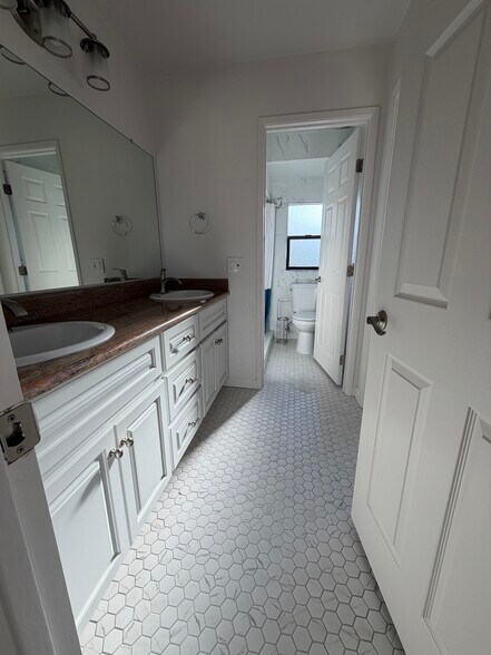 Building Photo - 1084 Baden Ave