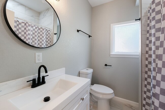 Building Photo - Prime Location! Beautifully Updated 3-Bedroom Duplex Near The Pearl & Downtown