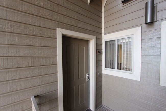 Building Photo - Light-Filled 2 Bed / 2 Bath Condo | 1,104 Sq Ft | Fireplace | Private Balcony