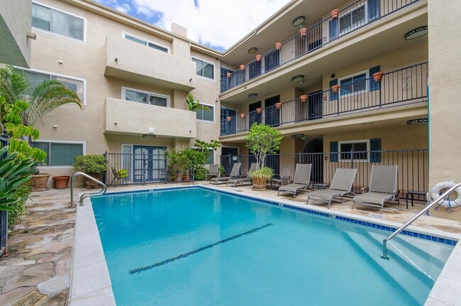 Building Photo - Stunning renovated apartment in the Heart ...