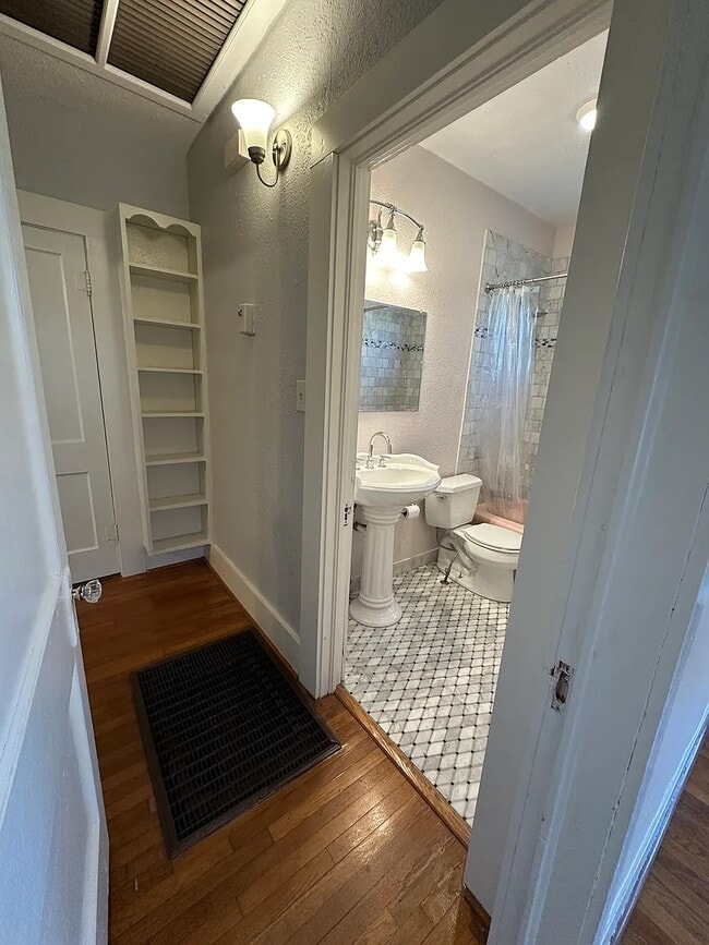 Building Photo - 521 E Charnwood St