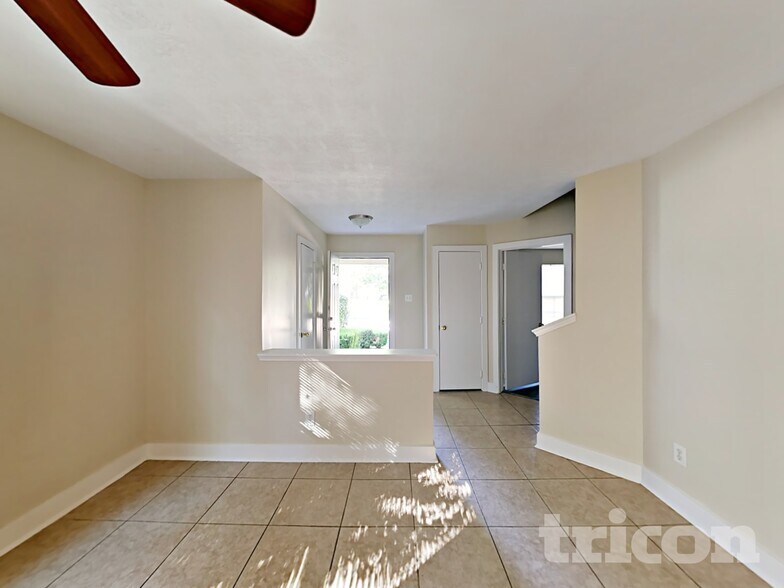 Building Photo - 18167 Woodsdale Ct