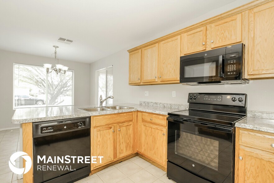 Building Photo - 2612 E Paradise Ln