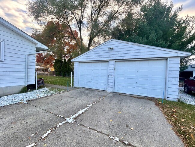 Building Photo - Wallace Ave 3189/3191