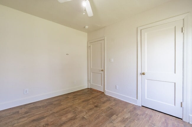 Building Photo - Cute two bedroom one bath (850 sf) home wi...