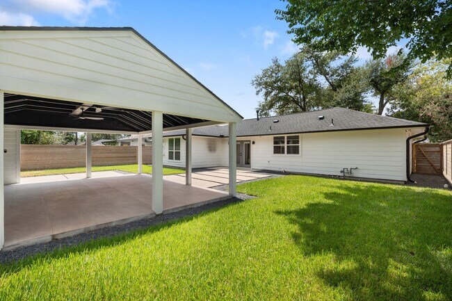 Building Photo - 1910 Lynnview Dr