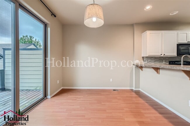 Building Photo - Spacious Townhome with A/C, Gas Fireplace & Water/Sewer Included!