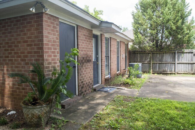 Building Photo - 1615 Woodmere Loop