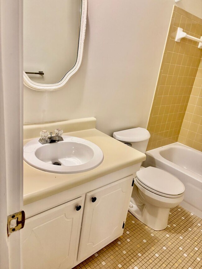 Building Photo - 3 bedroom/1.5 bathroom-Courthouse Green