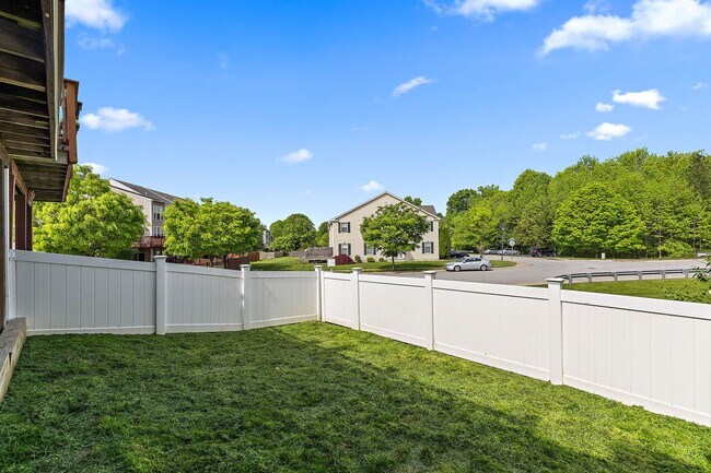Building Photo - Beautiful Townhome in Ballymeade
