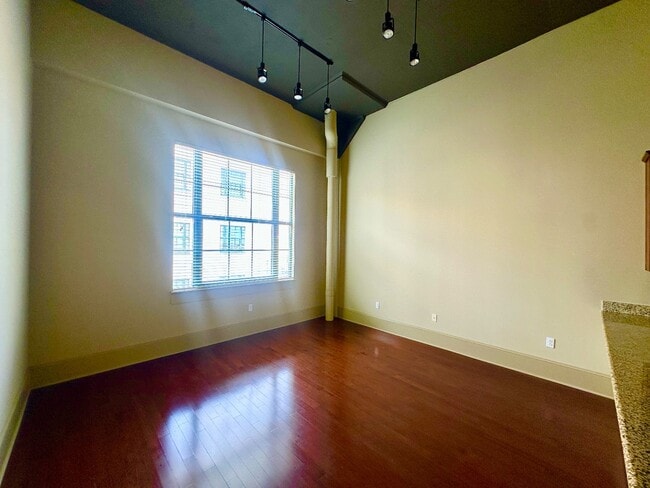 Building Photo - Beautiful 1 Bedroom Apartment Downtown