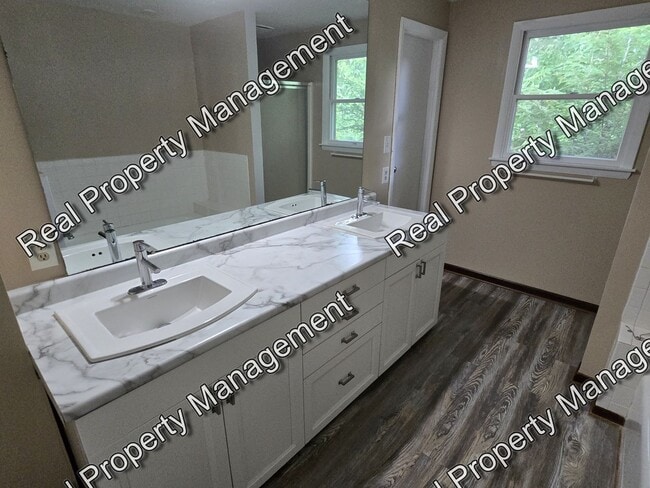 Building Photo - Large 2 Bedroom Duplex
