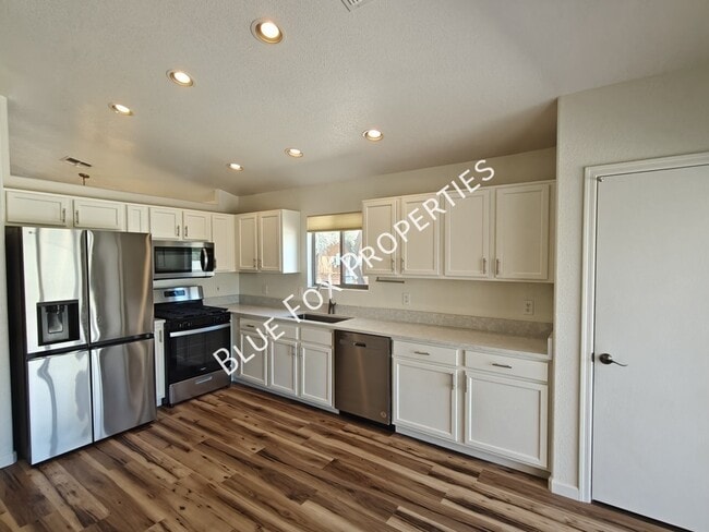 Building Photo - 600 E River Walk Dr