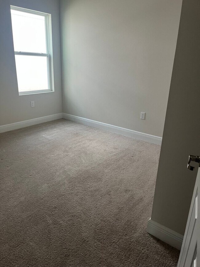 Building Photo - Beautiful home located in desirable Waters...