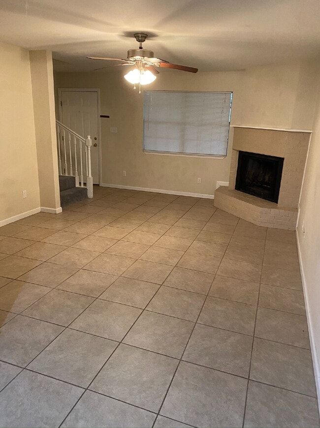 Building Photo - Gorgeous Two Bedroom With Fireplace & Vaulted Ceilings!