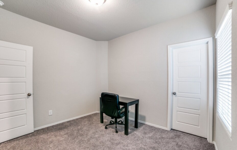 Building Photo - 12811 Lucas Ridge Dr