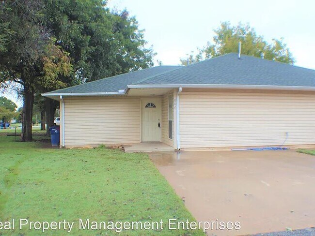 Primary Photo - 804 E Forrest St