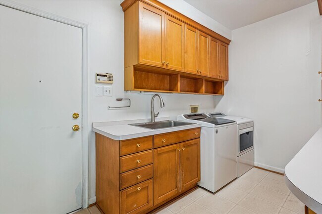 Building Photo - Magnificent 5 Bedroom, 4.5 Bathroom Bethes...