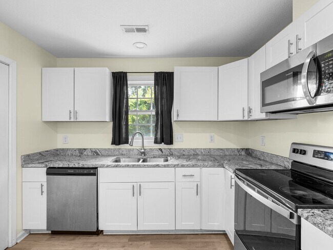 Building Photo - 103 Oakwood Ct