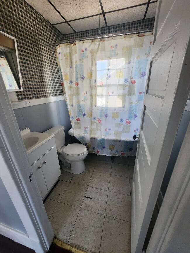 Building Photo - Upper 2 bedroom apartment