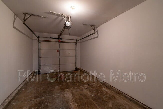 Building Photo - 1525 Crandon Dr