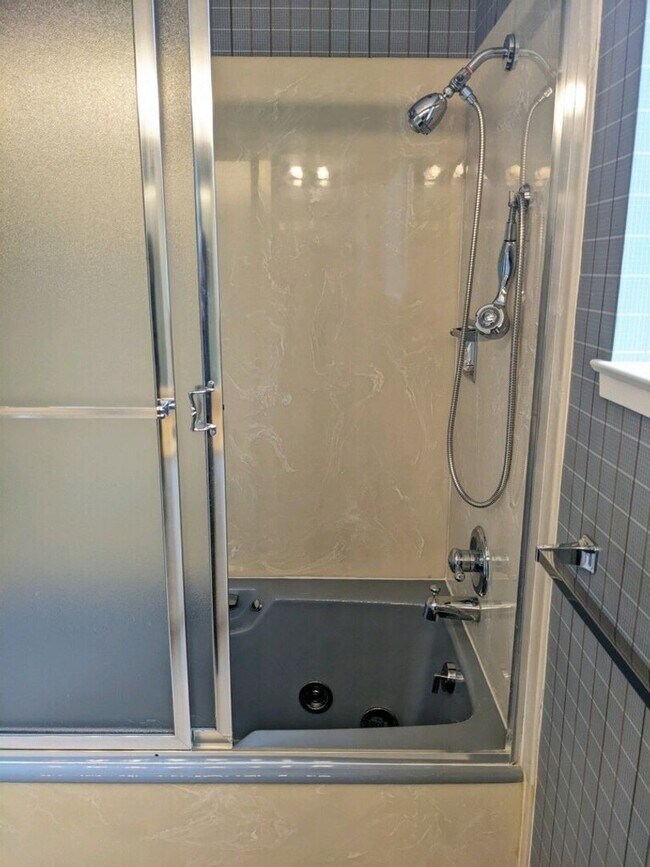 Building Photo - Spacious 4+ Bedroom House in Jordan Park with 2-Car Parking