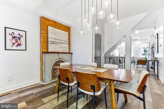 Building Photo - 737 Dolphin St