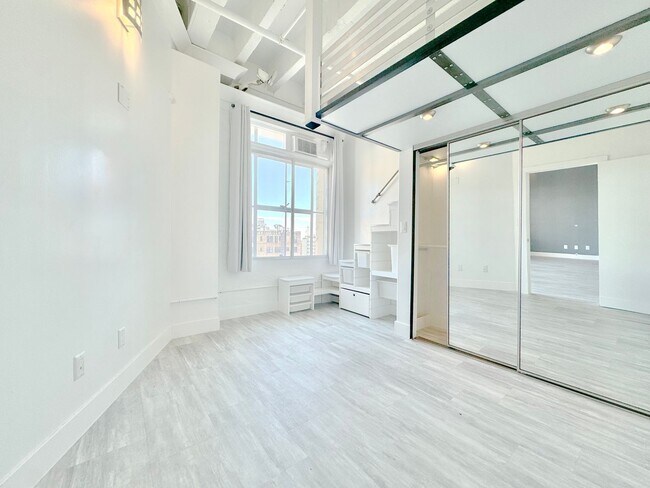 Building Photo - Top floor modern crafted spacious 1 Bed + ...