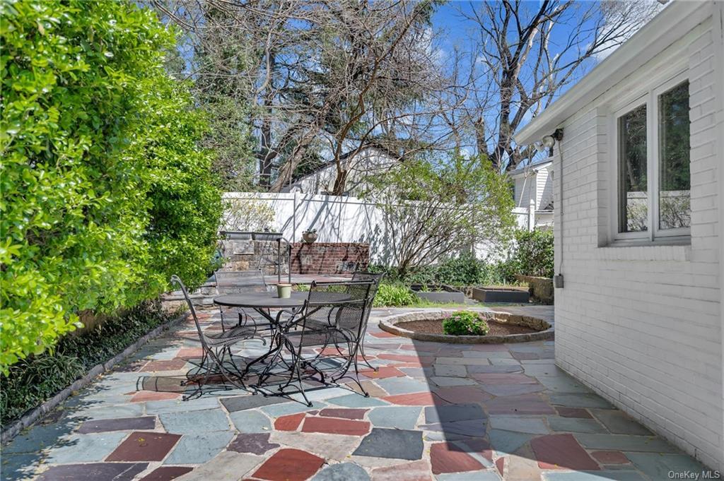 Building Photo - 6 Wildway