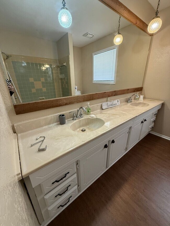 Building Photo - Spacious 5 BEDROOM - Fresh Paint - Country Living & Great for Commuters