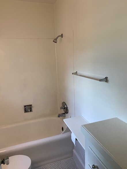 Building Photo - 315 NE 28th Ave