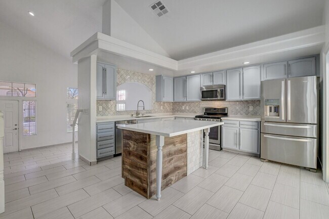 Building Photo - Recently Remodeled 3 Bedroom 2 Bathroom Town House