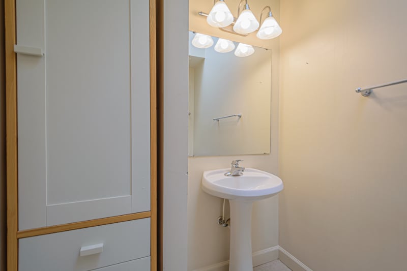 Building Photo - 611 Otis Pl NW