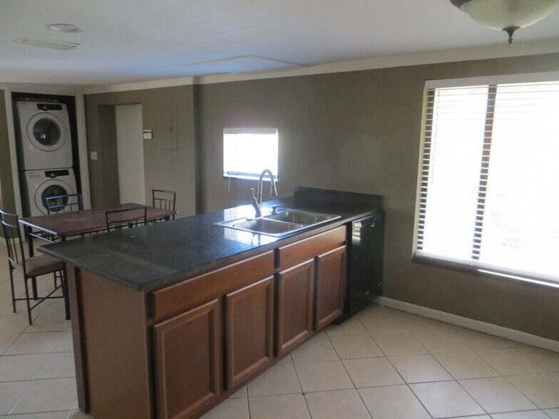 Building Photo - 16 SW 1st Ave