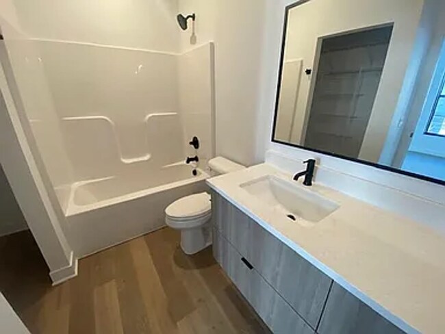 Building Photo - 1345 Keosauqua Way