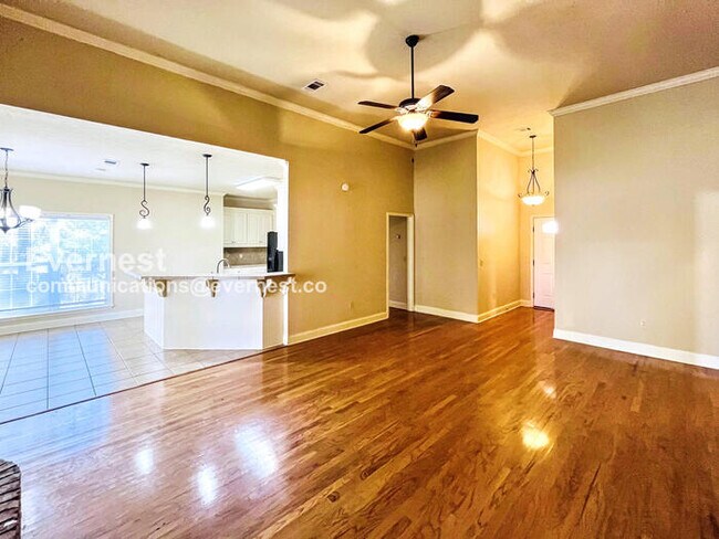 Building Photo - 3 Bed, 2 Bath Home with Garage / Pet-Friendly / Available Now!