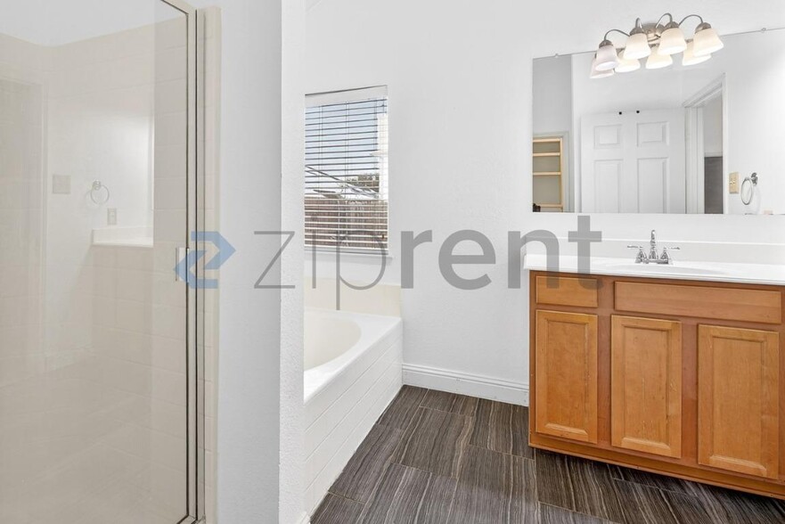 Building Photo - 1042 Grimes Dr