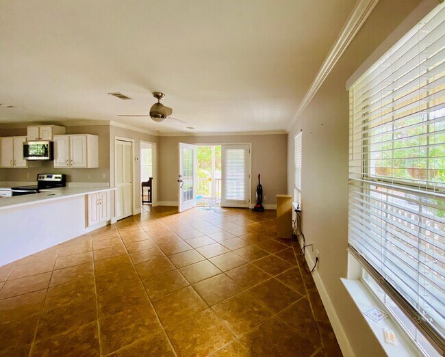 Building Photo - 427 Seacrest Dr